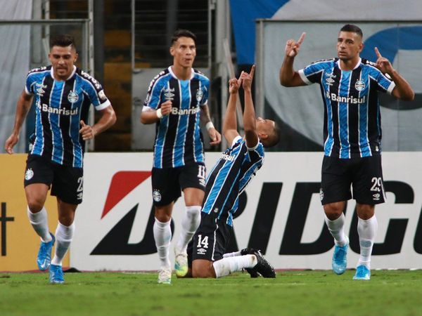 Gremio golea al Ayacucho con triplete de Diego Souza