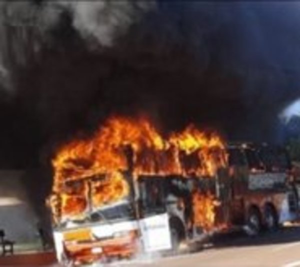 Otro bus que arde en llamas en plena vía pública - Paraguay.com