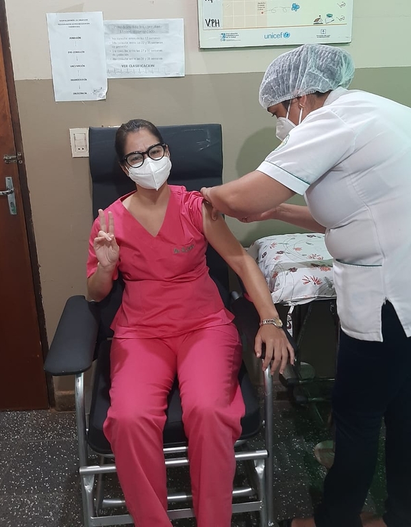 Paraguarí vacunó a 95 trabajadores de blanco en primera jornada de vacunación contra la covid-19 | .::Agencia IP::.
