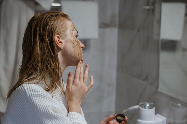 ¿Cómo debo exfoliarme si tengo acné?