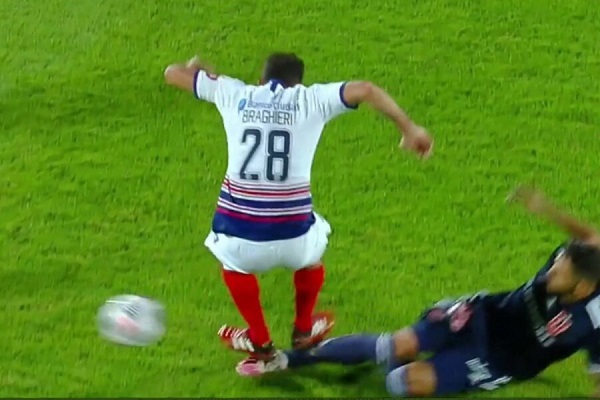 Larrivey sufre criminal doble planchazo de jugador de San Lorenzo