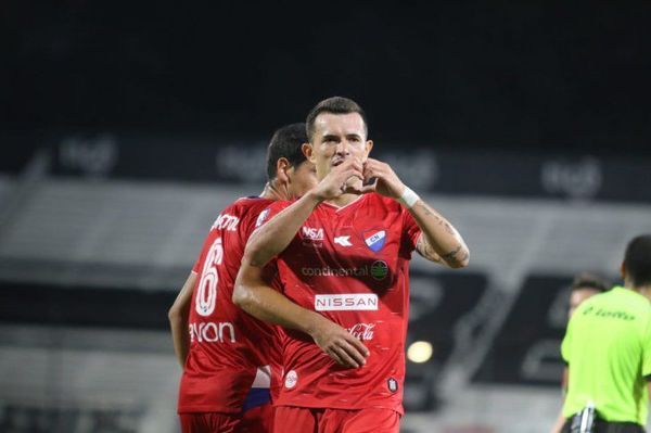 Nacional golea a Olimpia en su propio estadio