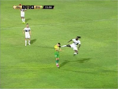 A un año de la patada de Adebayor