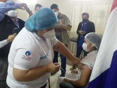 Caazapá: Personales de blanco reciben sus dosis de vacunas contra el Covid-19
