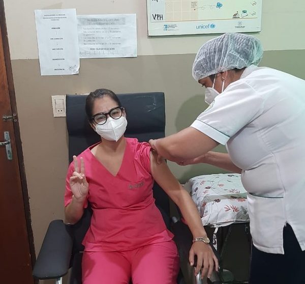 En Paraguarí también inmunizan a trabajadores de salud contra la covid-19