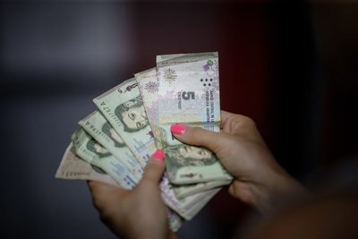 Dólar estadounidense toca nuevo récord en plaza informal de Argentina - MarketData