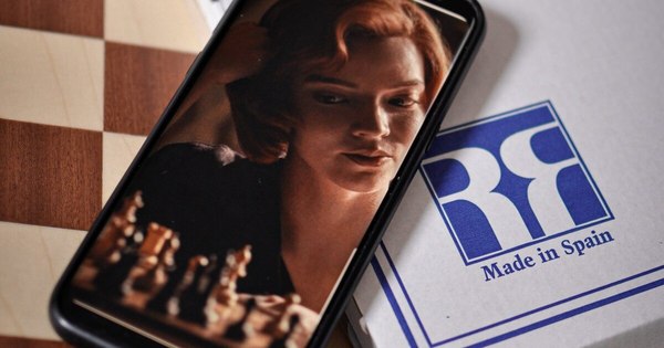 La Nación / Un artesano español del ajedrez dispara sus ventas con “Gambito de dama”