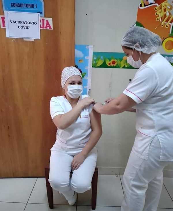 En Hospital de Barrio Obrero se inició la inmunización a trabajadores de blanco del sector privado | .::Agencia IP::.