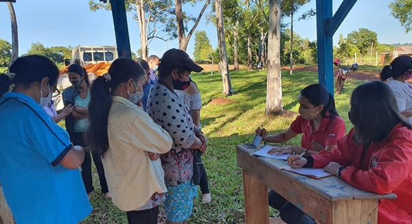 LA INTENDENTE DE LA PAZ CUMPLE CON ENTREGA DE KITS DE ALIMENTOS A FAMILIAS VULNERABLES.