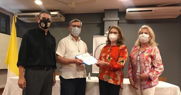La Nación / Arquidiócesis de Chicago donó equipamientos neurológicos al Hospital de Itauguá