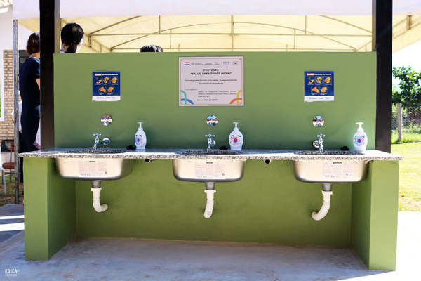 Instalan lavatorios de manos en 21 escuelas de Limpio para el retorno a clases | .::Agencia IP::.