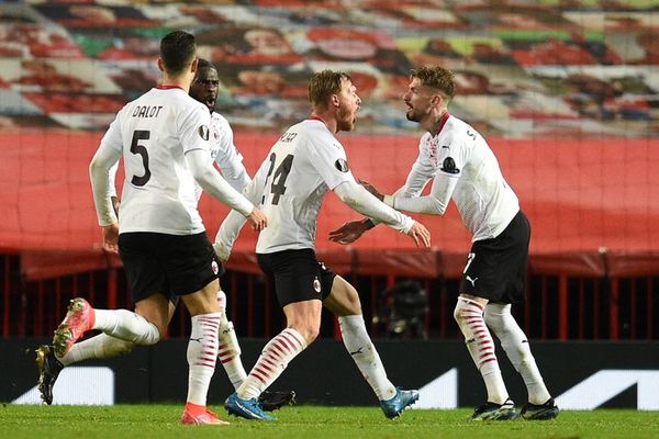 Milan logra valioso empate en el descuento ante Manchester United - Fútbol - ABC Color