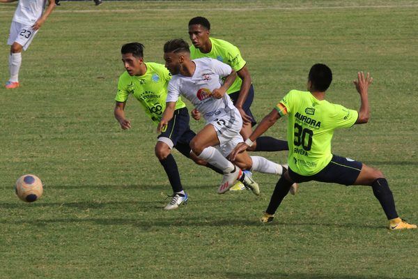 Un equipo boliviano jugó con juveniles y dejó a sus titulares en la calle - MarketData