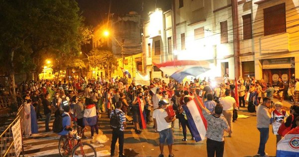 La Nación / Reducida convocatoria en el séptimo día de la protesta contra el gobierno