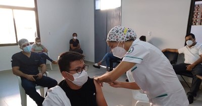 La Nación / Concepción arrancó vacunación al personal de blanco con CoronaVac