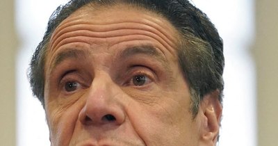 La Nación / Demócratas piden la renuncia de Cuomo