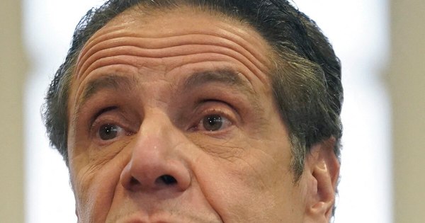 La Nación / Demócratas piden la renuncia de Cuomo