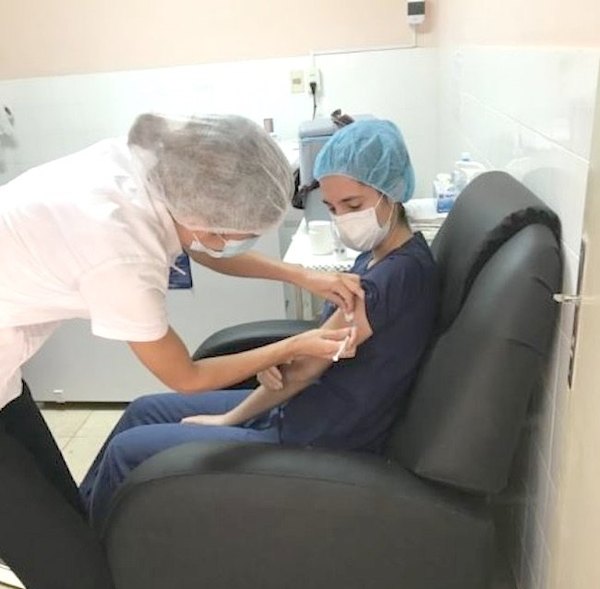 Crónica / Ex-Miss Paraguay ya se vacunó contra el covid-19