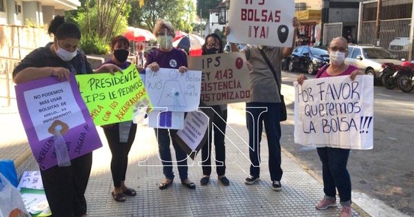La Nación / Pacientes ostomizados del IPS exigen insumos