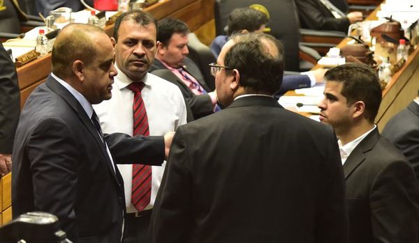 La oposición presentará juicio político y cartistas buscan despegarse de Abdo - Nacionales - ABC Color