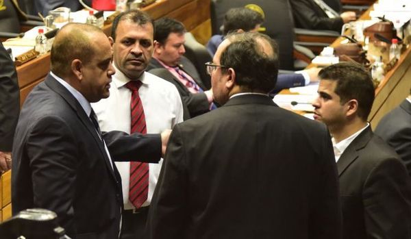 La oposición presentará juicio político y cartistas buscan despegarse de Abdo