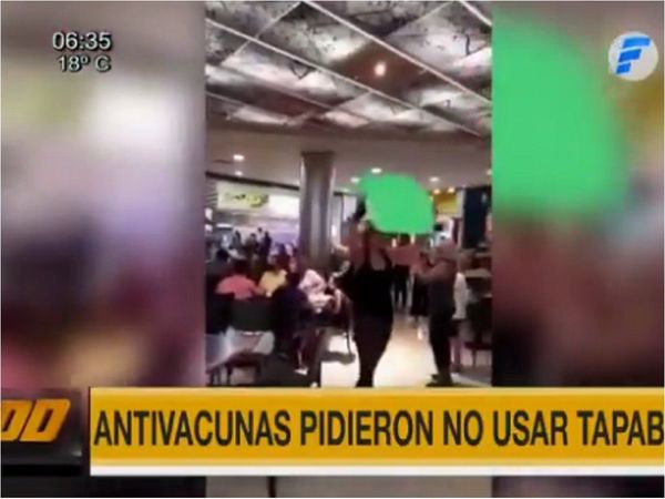 Antivacunas irrumpen en shopping e instan a clientes a no usar tapabocas