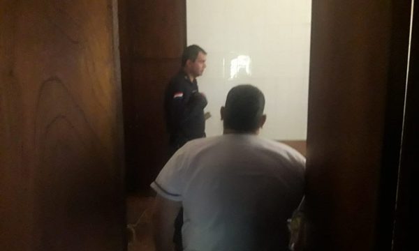Roban electrodomésticos y sillas de Puesto de Salud