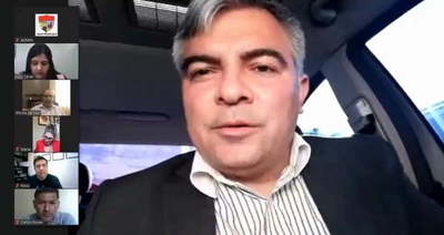 Falta de respeto: Desde su vehículo presidente de la junta dirige la sesión - Noticiero Paraguay
