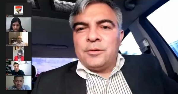 Falta de respeto: Desde su vehículo presidente de la junta dirige la sesión - Noticiero Paraguay