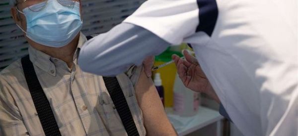 OMS asegura que no hay razón para dejar de vacunar contra el covid-19 con AstraZeneca
