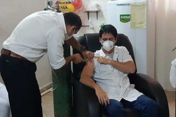 En Concepción sigue aplicación del Coronavac al personal de blanco | Radio Regional 660 AM