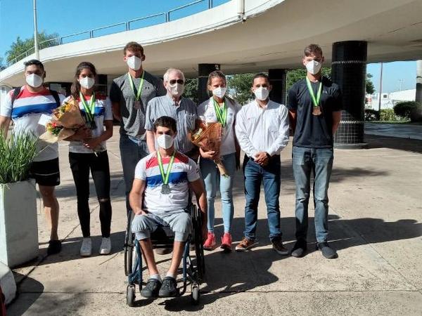 Con 10 medallas, regreso triunfal de remeros guaraníes | .::Agencia IP::.