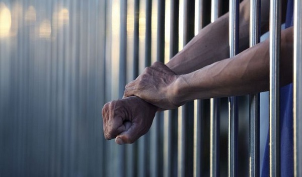 Le dijeron que su tío se metió con su ex y el arriero fue a reventar a su pariente