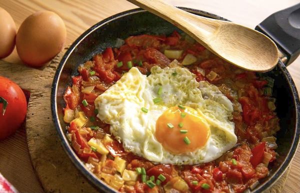 Cena saludable: sartén de verduras, legumbres y huevo