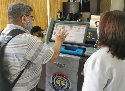 Organizaciones intermedias practican con máquinas de votación en Justicia Electoral