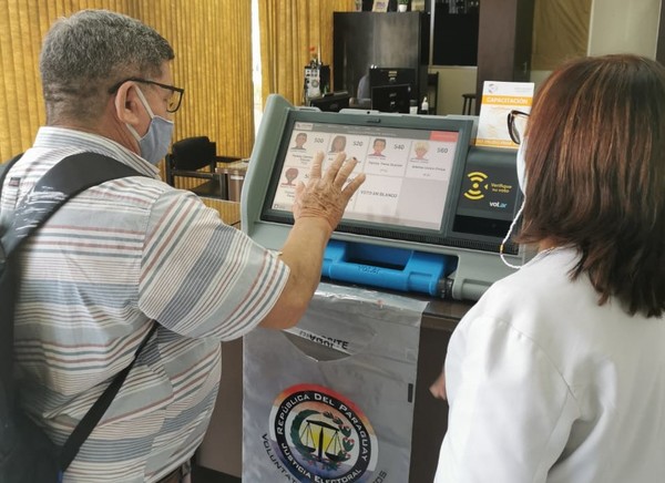 Organizaciones intermedias practican con máquinas de votación en Justicia Electoral