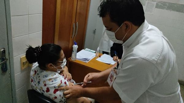 Bajo estricto protocolo aplican primeras vacunas anticovid en Canindeyú - Nacionales - ABC Color