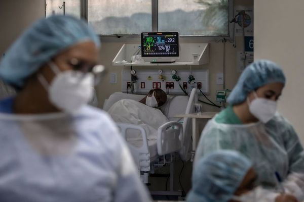 Pacientes con covid-19, en lista de espera para ocupar una cama de terapia intensiva - Nacionales - ABC Color