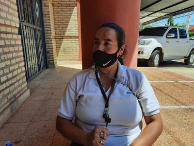 Mujer se encadena frente al Ministerio Público de Coronel Oviedo – Prensa 5