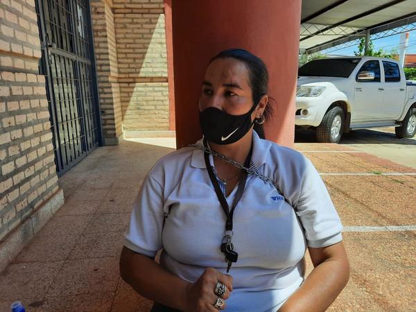 Mujer se encadena frente al Ministerio Público de Coronel Oviedo – Prensa 5