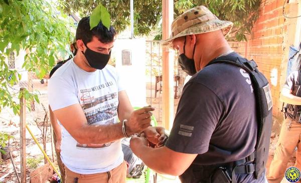 Detienen a comerciante luqueño por vender drogas en su negocio •