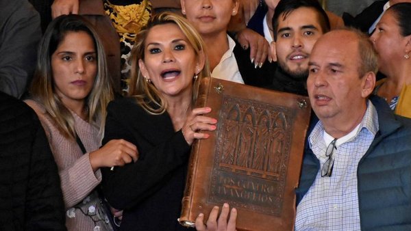 Fiscalía de Bolivia emite orden de captura contra expresidenta Jeanine Áñez