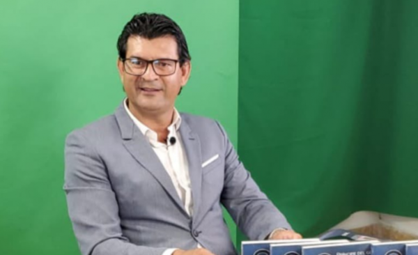 Diario HOY | Presenta libro y se autodenomina El Príncipe del Gol