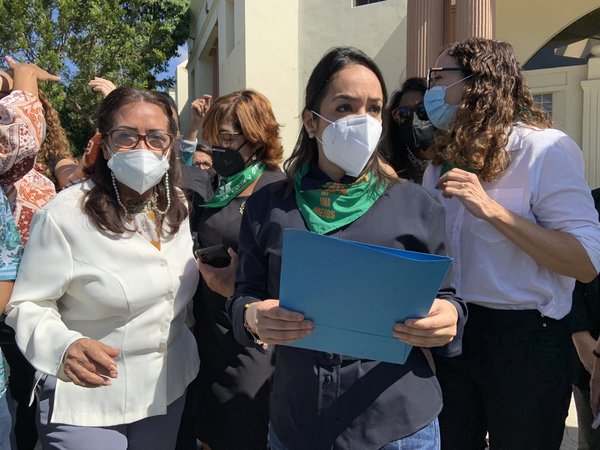 Dominicanas acampan frente a la sede del Gobierno en pro del aborto