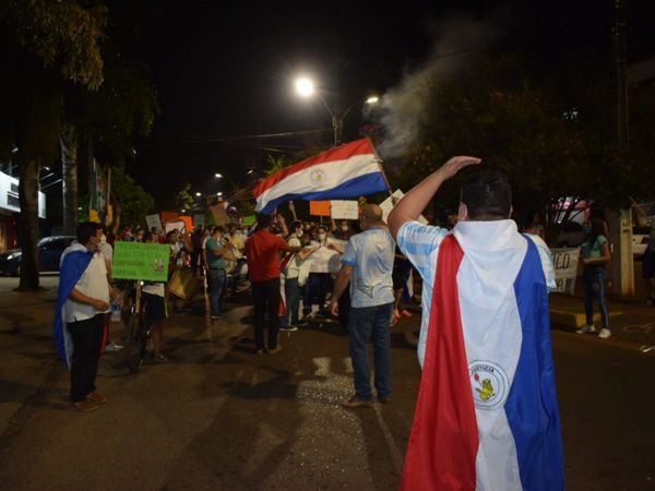 Villarrica: Dos grupos se manifiestan a favor y en contra de Mario Abdo