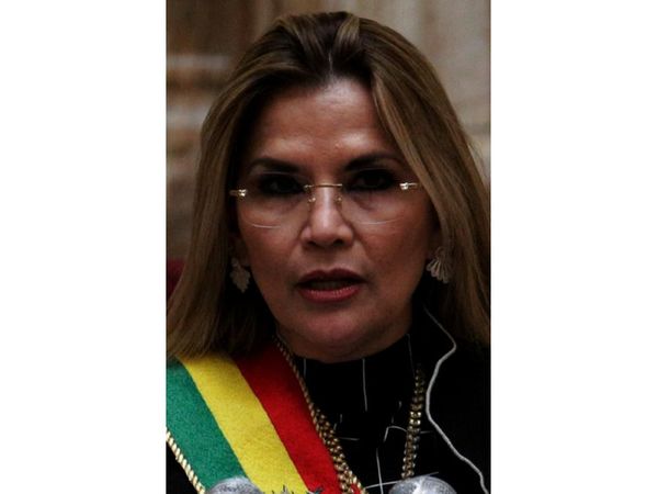 Fiscalía de Bolivia ordena detener a ex presidenta Áñez