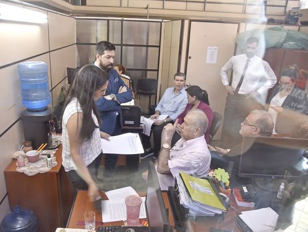 RGD y su hijo insisten en desbloqueo de cuentas para “pagar impuestos” - Nacionales - ABC Color