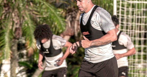 La Nación / Javier Báez reclama deuda