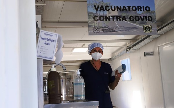 Prevén vacunar por día a 2.000 trabajadores de blanco