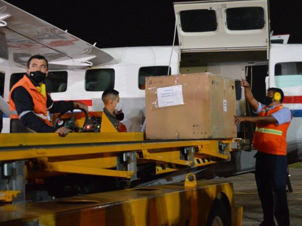 Nocturno arribo de 3.000 vacunas donadas por Emiratos Árabes